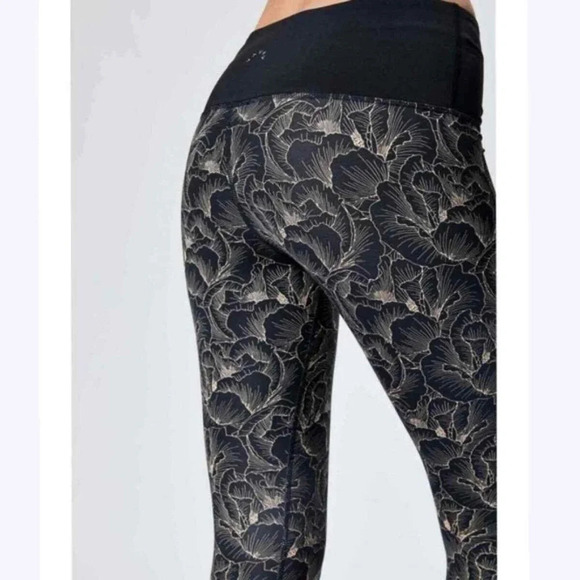 Varley Estrella Legging (Peach Floral)
Size Medium - Picture 3 of 10